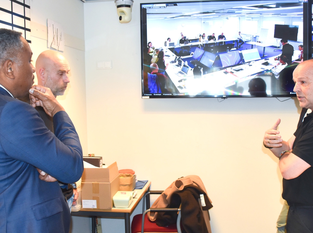 Minister Arthur Dowers a haci bishita na Politieacademie Ossendrecht