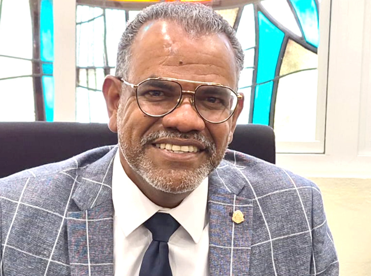 President Marlon Sneek di Parlamento cu resumen di reunionnan cu lo tuma luga den Parlamento otro siman