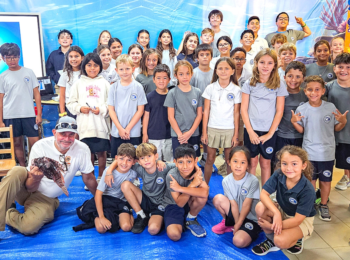 Muchanan di International School of Aruba a haya sa mas di Lionfish