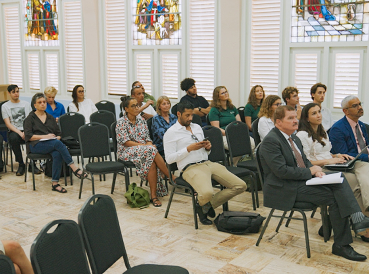 Prome Minister Mike Eman presente na simposio academico na Universidad di Aruba