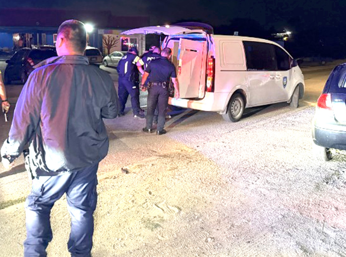 Mester a uza forza pa detene chauffeur coriendo roekeloos