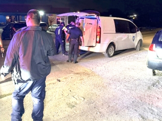 Mester a uza forza pa detene chauffeur coriendo roekeloos
