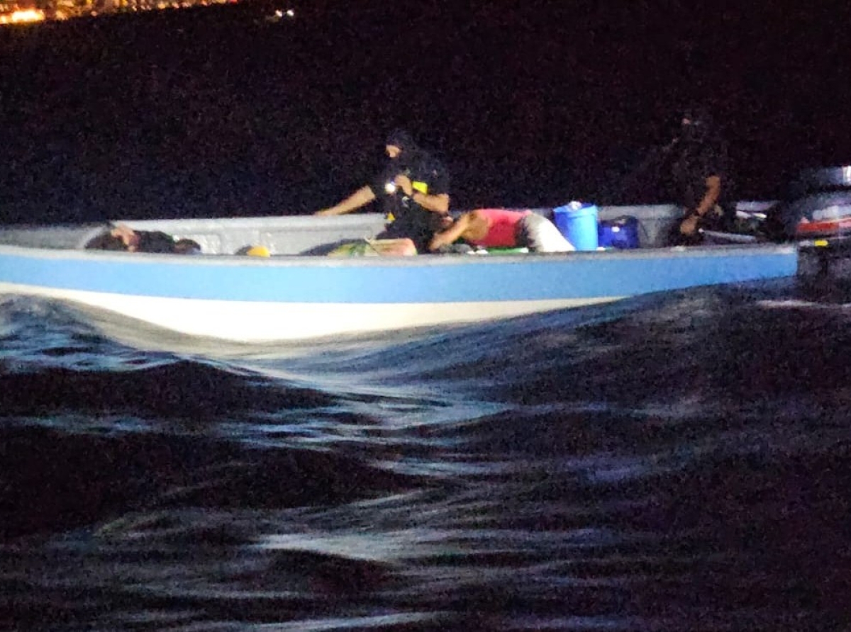 Wardacosta a intercepta boto y 6 persona abordo