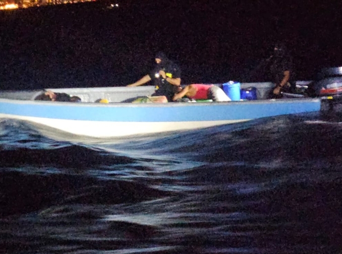 Wardacosta a intercepta boto y 6 persona abordo