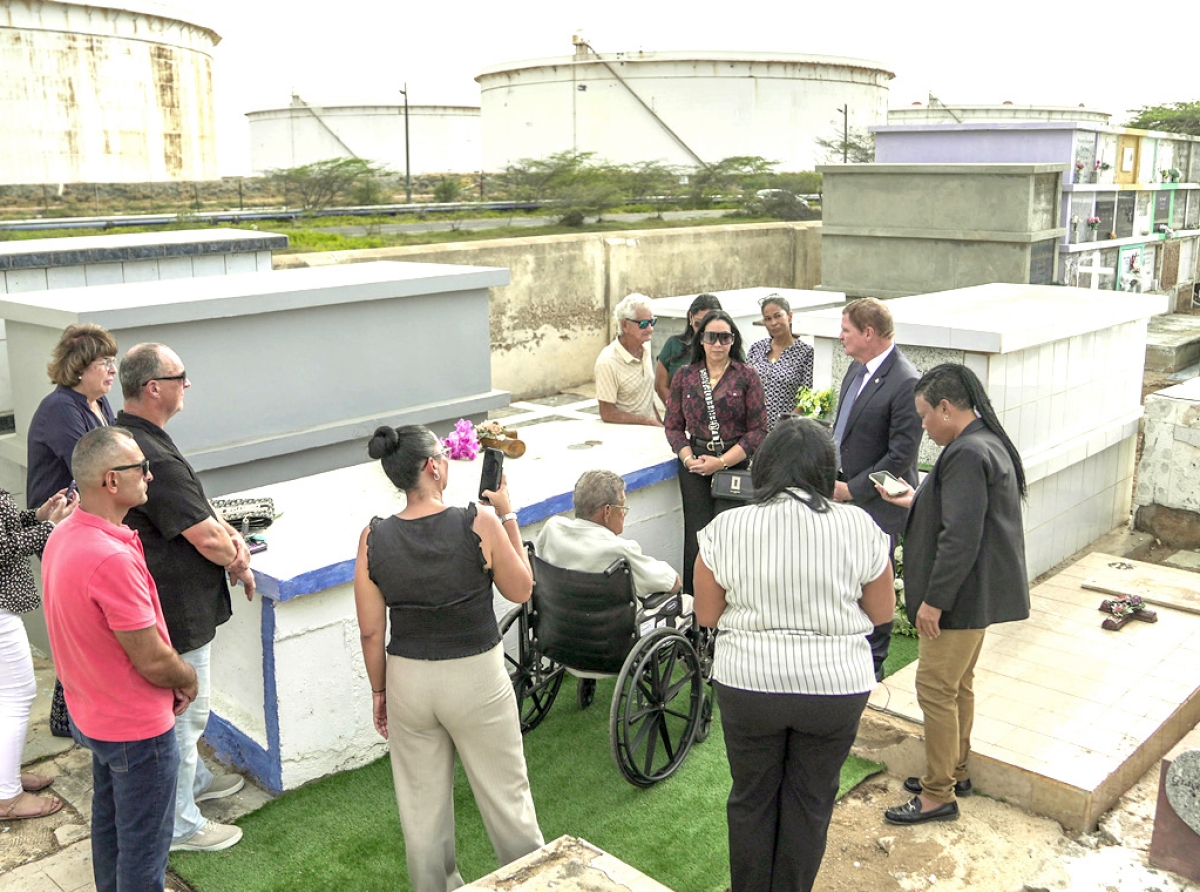 Ceremonia di krans na Santana di Zeewijk na memoria di Jacobo ‘Coco’ Winterdal