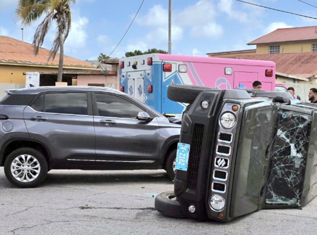 Dos turista herida den accident na Playa ora vehiculo a kenter
