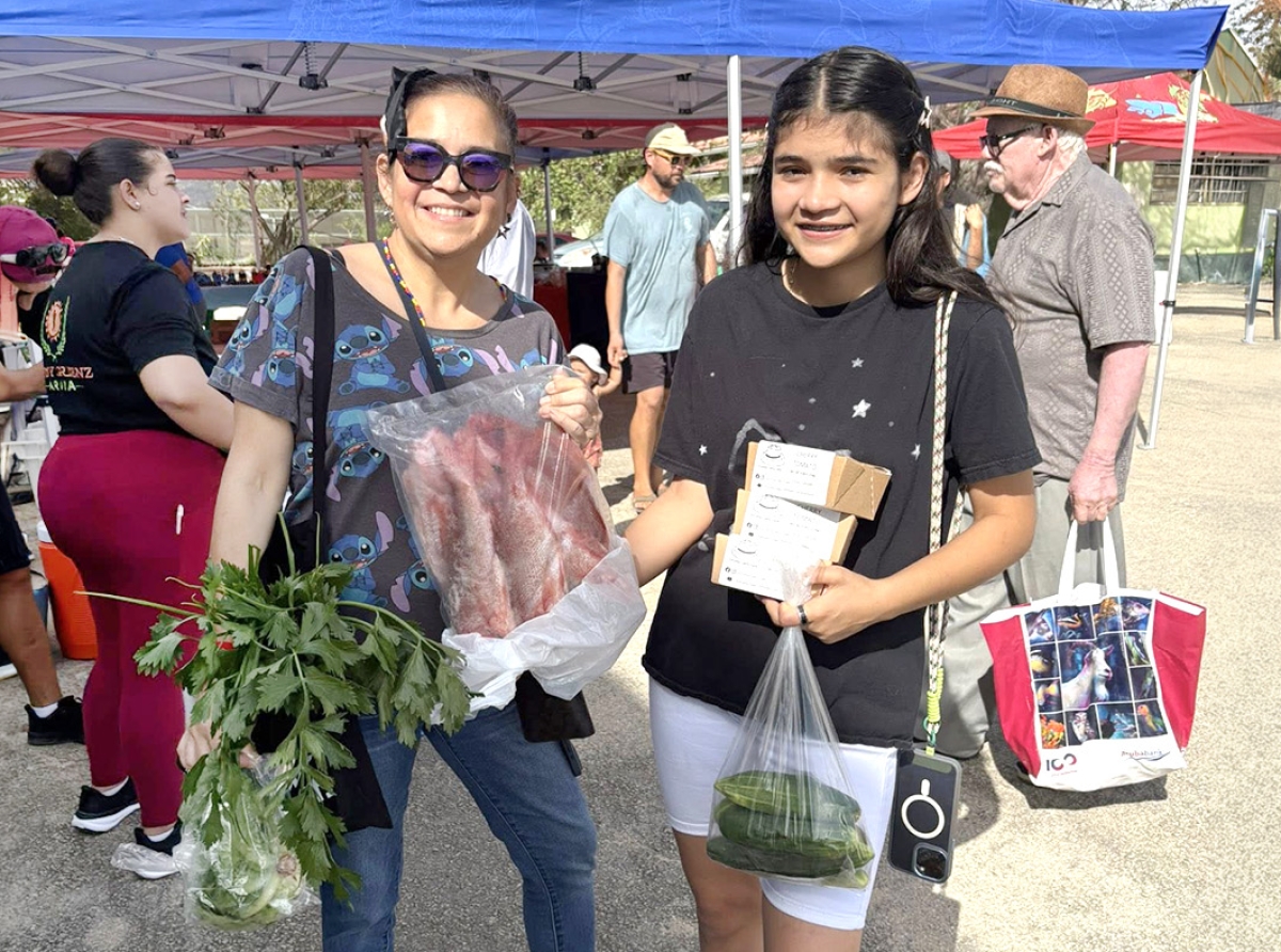 Hopi hende probecha di productonan di Mercado Santa Rosa