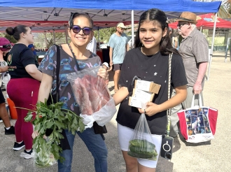 Hopi hende probecha di productonan di Mercado Santa Rosa