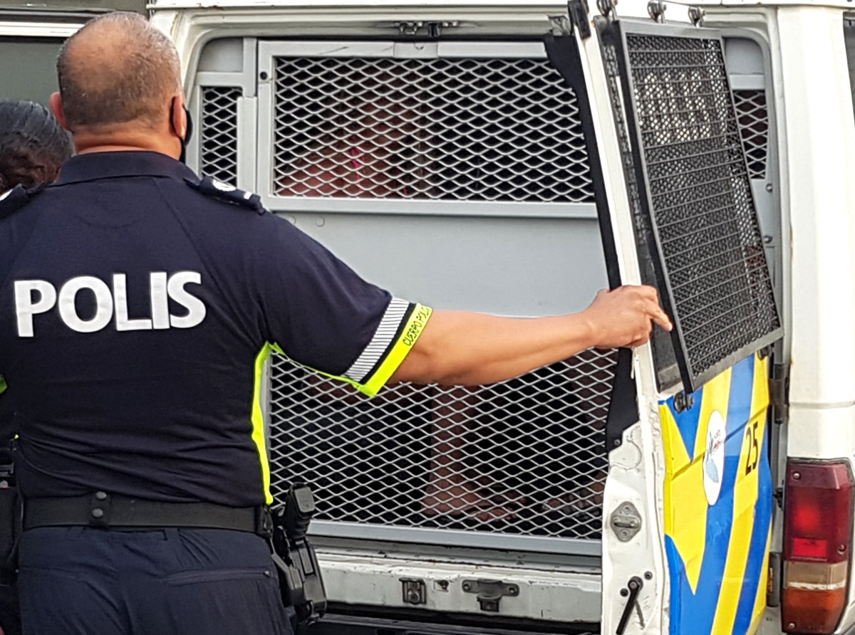 Homber a saca arma y mik riba un señora cu mucha chikito den auto