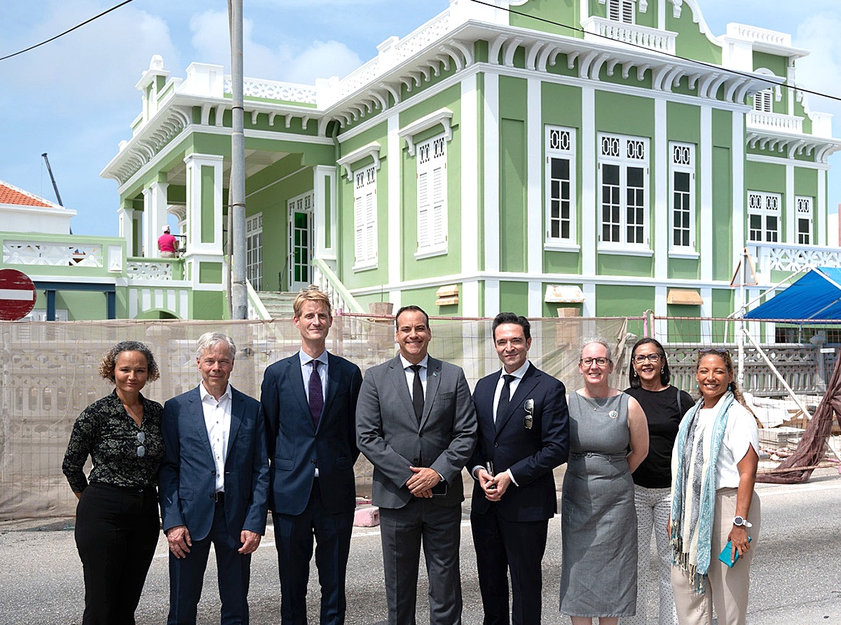 Funcionarionnan Hulandes di fondo di restauracion a bay mira progreso di Cas Veneranda