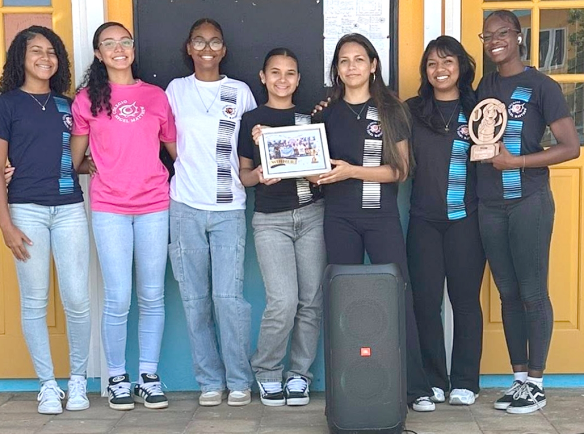 Colegio Nigel Matthew a pone e team campeon di Volleyball riba nan Wall of Fame
