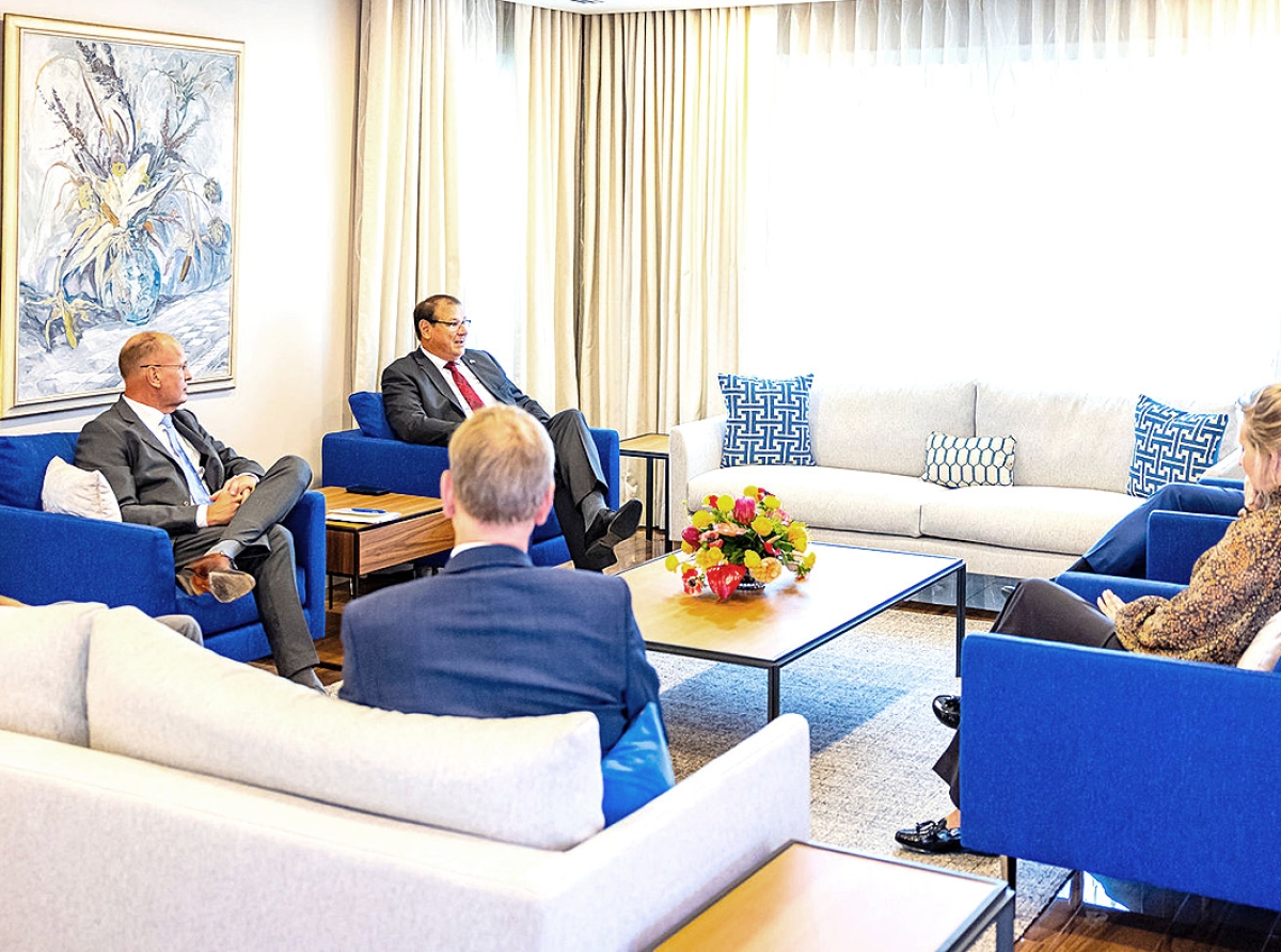 Secretario di Estado bishitando Gobernador