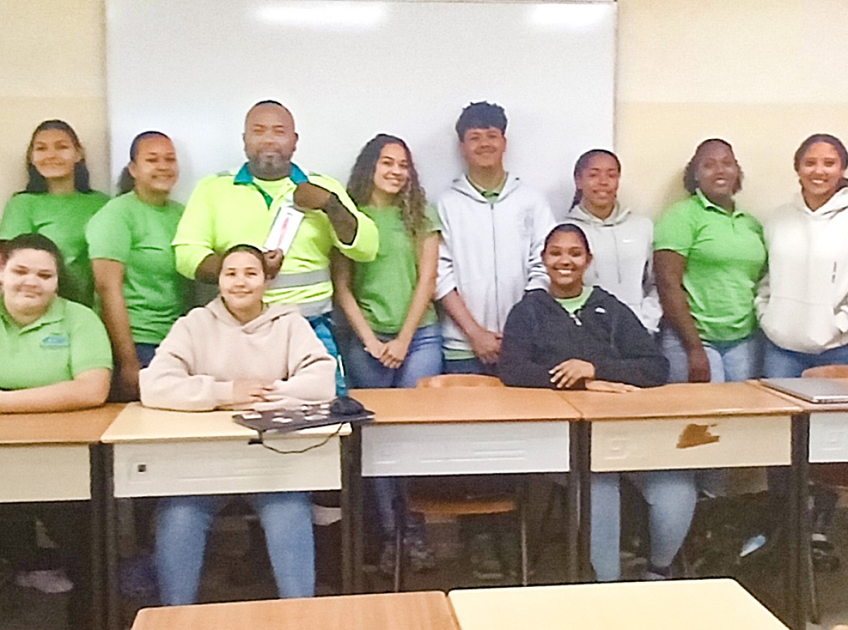 Ex-alumno di Colegio EPI yudando e studiantenan di enfermeria