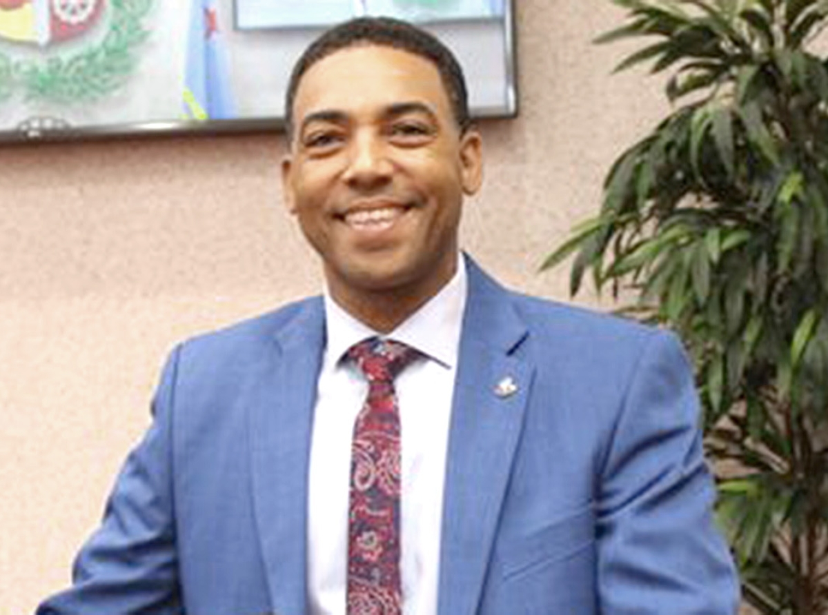 Parlamentario Hendrik Tevreden convenci cu ‘Aruba tin un Gobierno di 50%’