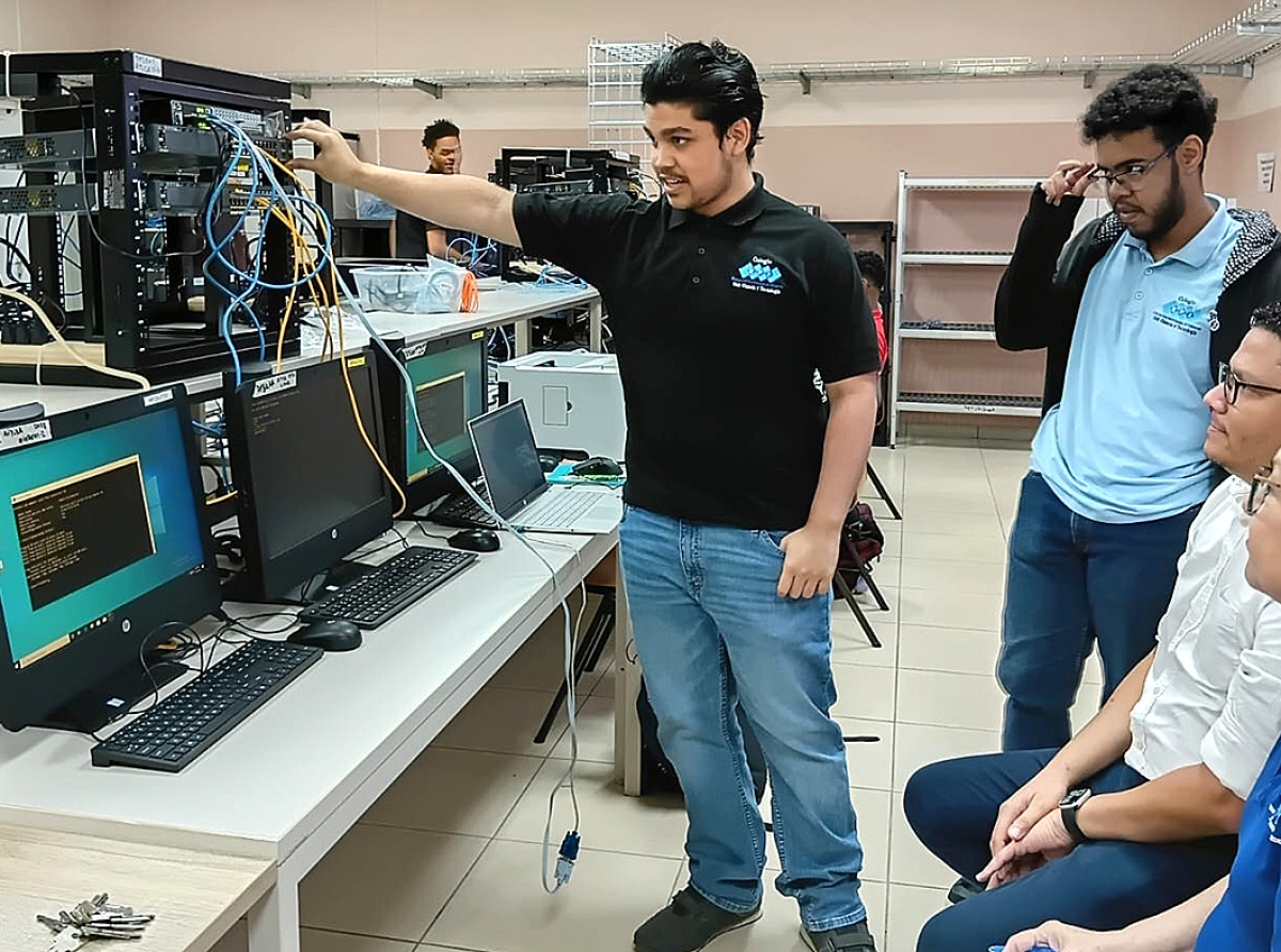 Studiantenan a participa na reto pa instalacion completo di IT na un compania ficticio