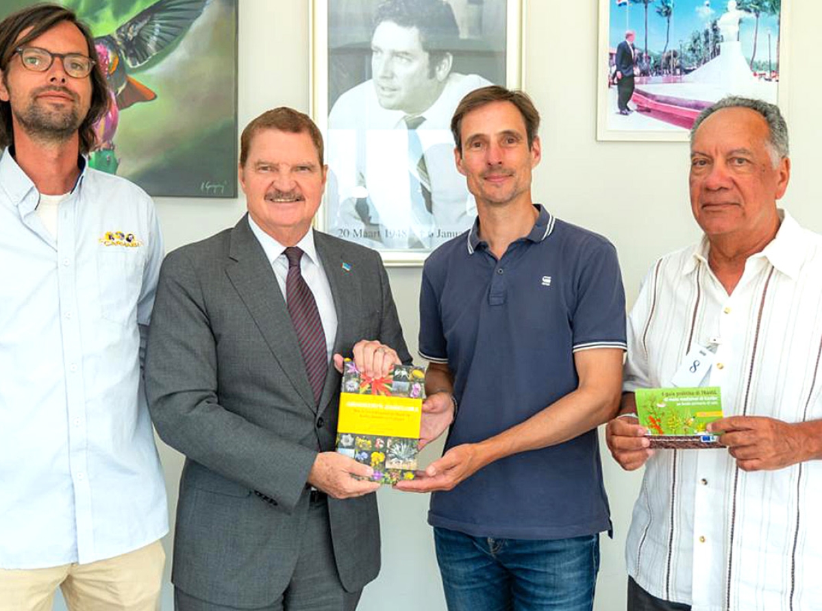 Entrega di dos publicacion ta destaca balor di conocemento botanico y tradicion medicinal