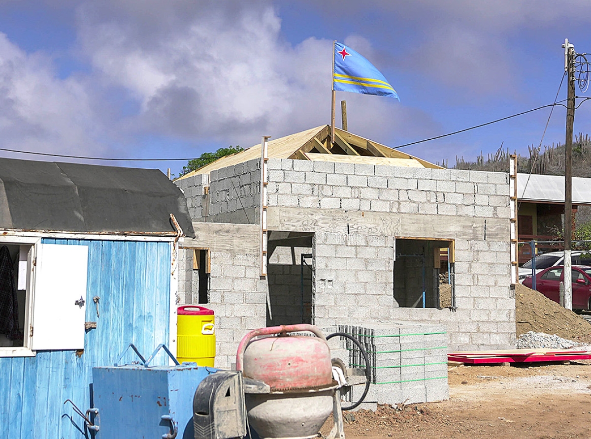 Spantenbier na Cas Blanco ta marca progreso di proyecto y pone enfasis riba naturalesa