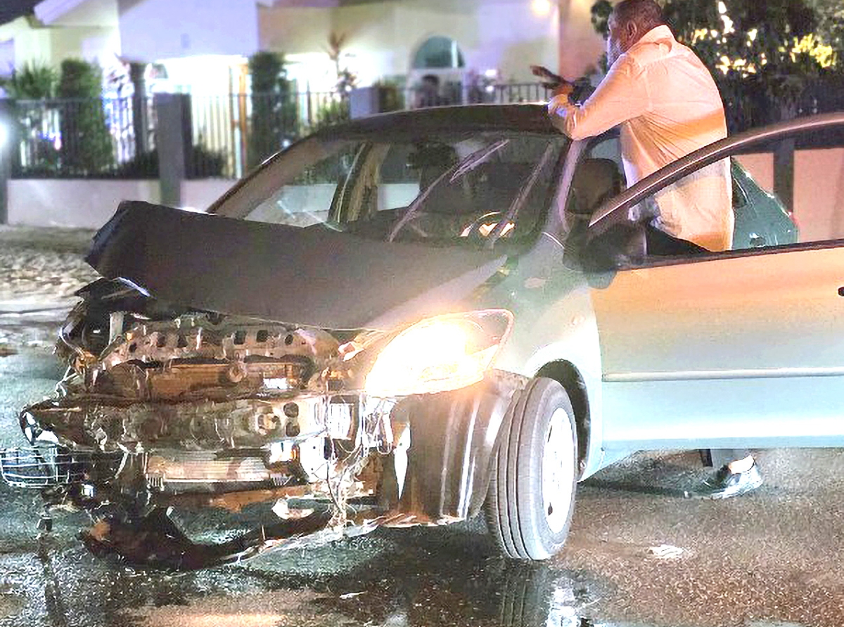 Chauffeur burachi ocasiona accident cu basta daño material na Solito