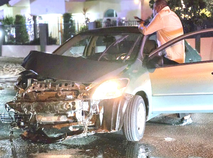 Chauffeur burachi ocasiona accident cu basta daño material na Solito