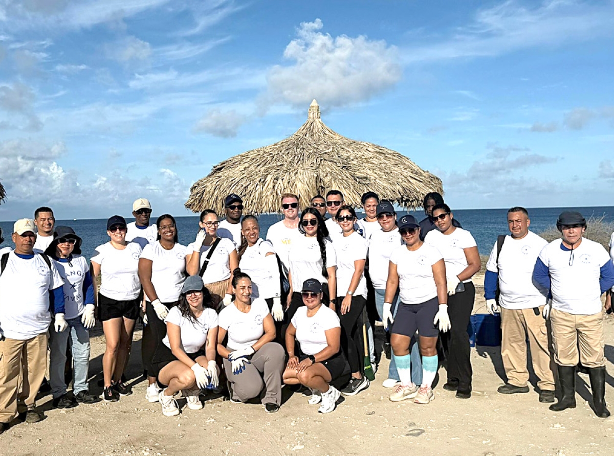 Total di 500 boluntario a uni den limpiesa di costa organiza pa AHATA