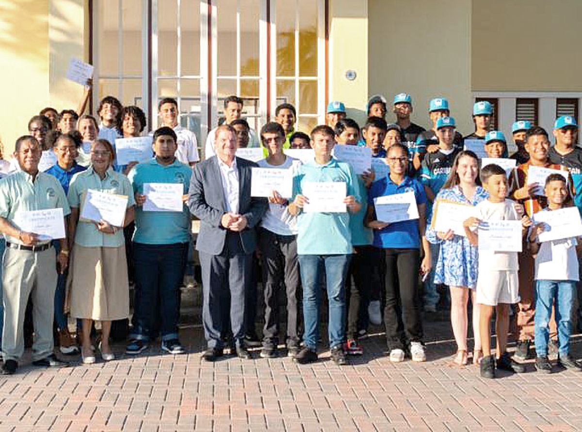 Lidernan hoben a ricibi certificado di gradicimento pa nan contribucion durante Bishita Real