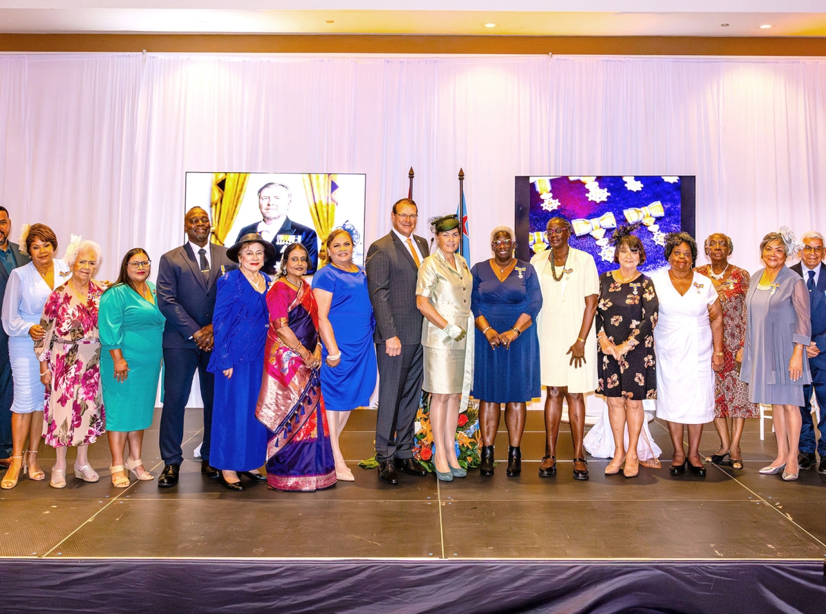 Gobierno a felicita esnan cu a ricibi Condecoracionnan Real