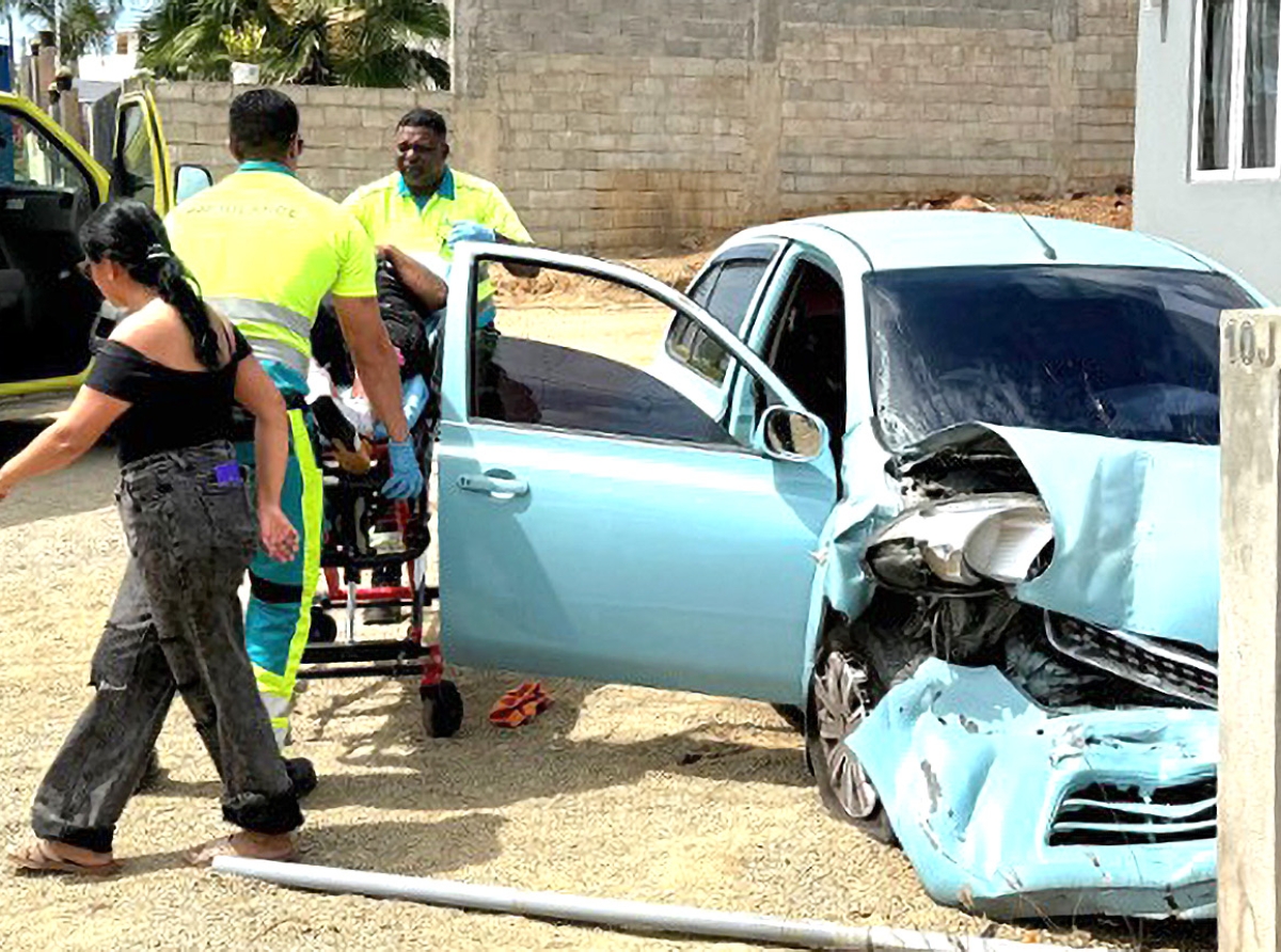 Auto a bay dal riba nist di meternan y chauffeur a keda herida