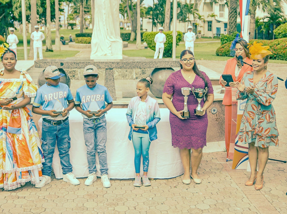 Gobernador a haci entrega di Copa Hubenil Gobernador Felipe B. Tromp