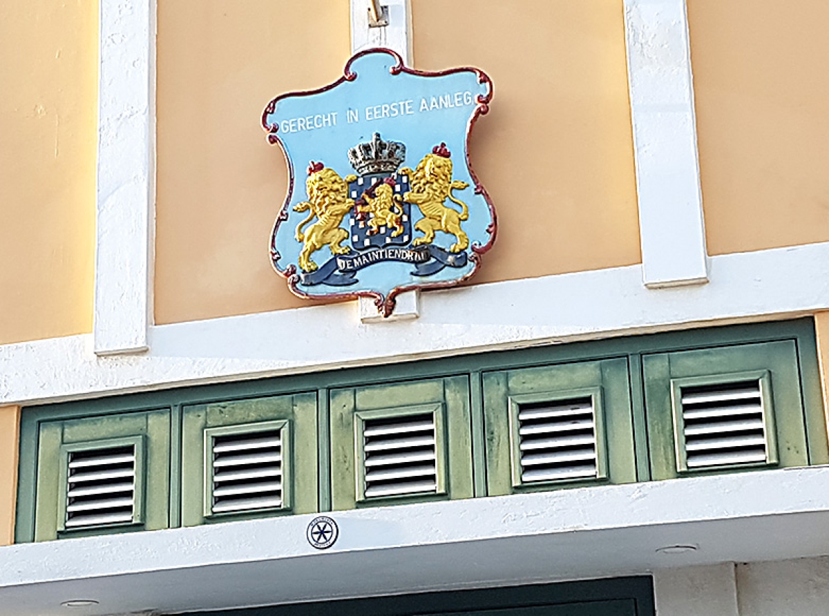 Seis aña di prizon exigi pa homber cu problema mental cu a hinca otro homber 8 biaha cu cuchiu