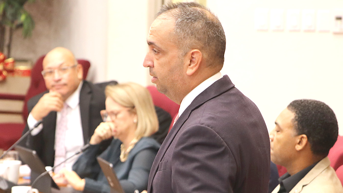 Minister Wever a scoge e interes di mas halto di 25% pa consumidornan paga ora haci prestamonan