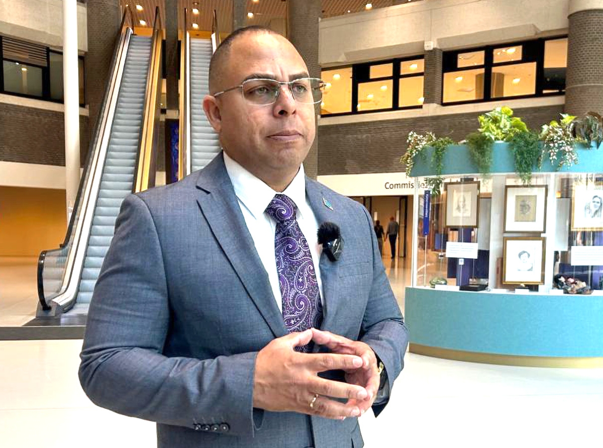 Eduard Pieters di PPA a pone linea constitucional contra HOFA na Den Haag.