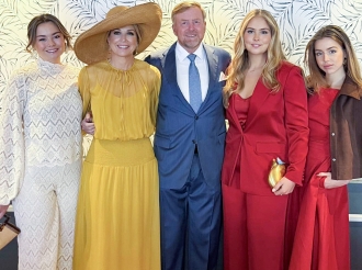 Famia Real a bishita centro di Dokkum pa festeha Dia di Rey