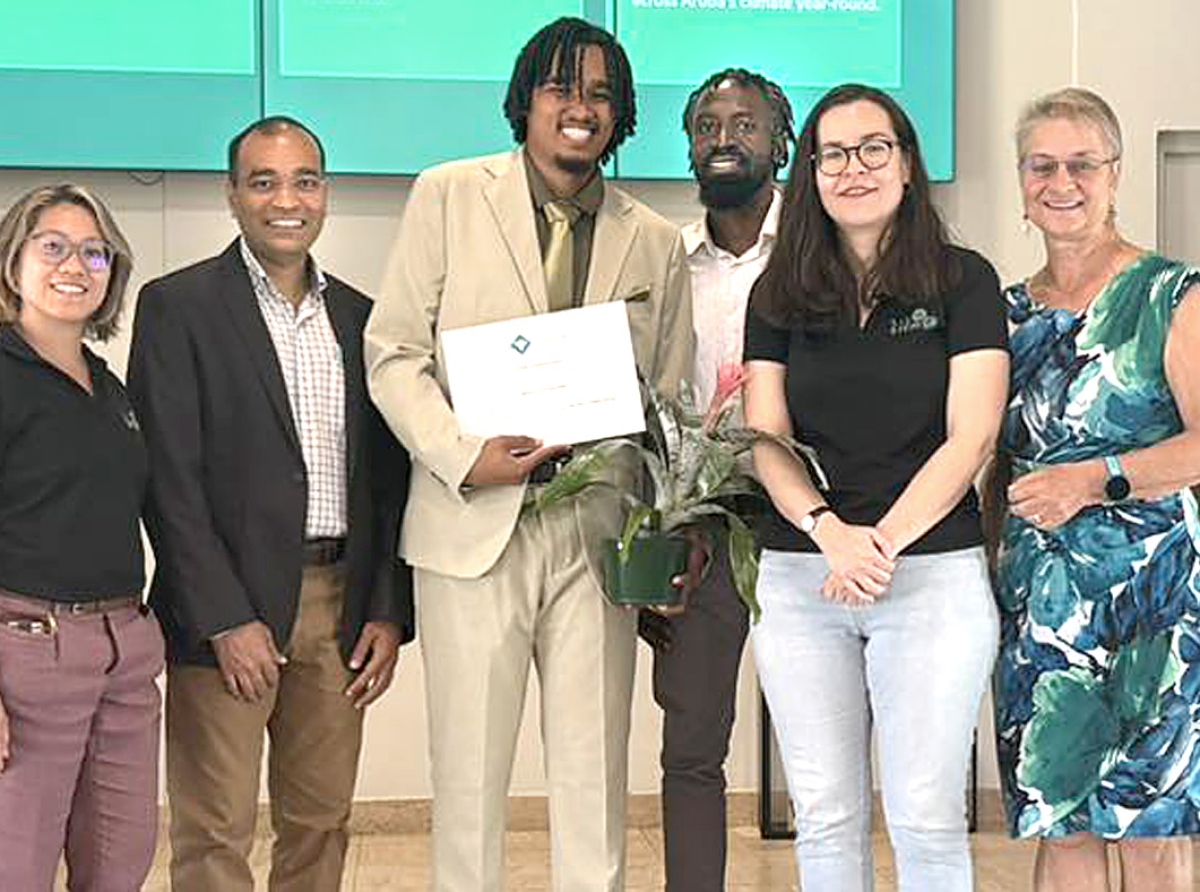 Siguerd Obispa a gradua na Universidad di Aruba cu tesis encuanto fruta di mango
