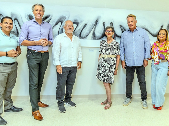 Famia Mezas cu bunita donacion di arte visual na HOH