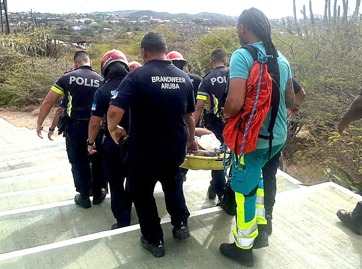 Varios instancia a uni pa rescata un turista cu a bira malo riba Hooiberg