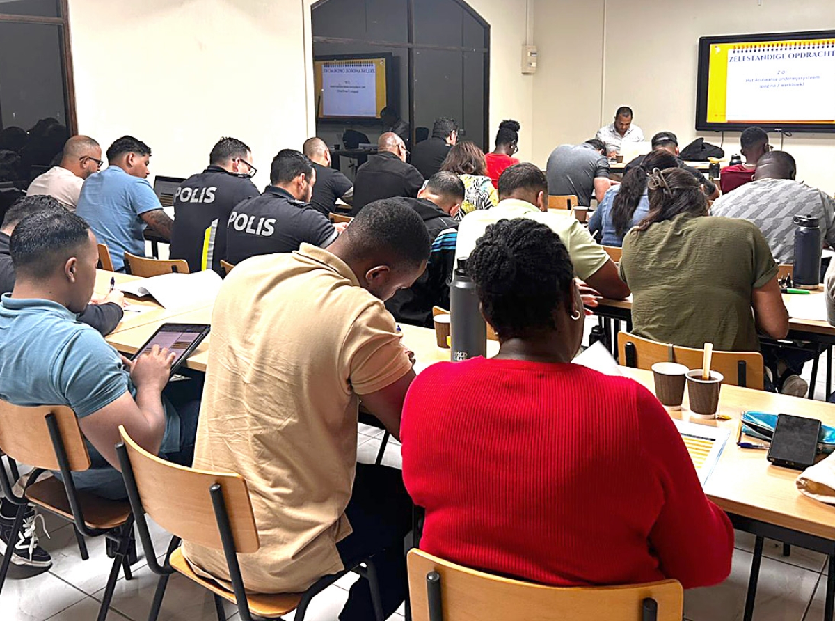 Polisnan tambe ricibiendo training di Certified Internship Mentor di Plataforma PEL