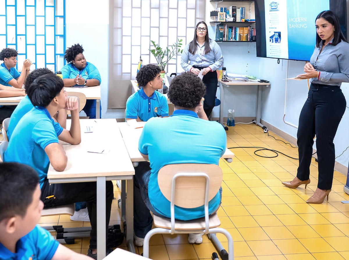 Empleadonan di Aruba Bank den ‘Beroepsoriëntatiedag’ na Colegio San Antonio