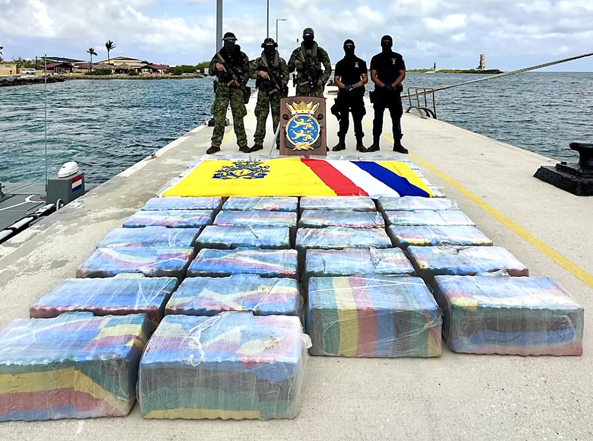 Wardacosta a bolbe confisca droga pa di dos biaha den tres dia