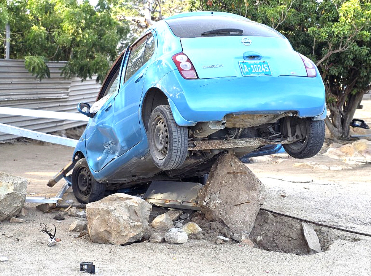 Asina Nissan March a keda pega riba beton y baranca na Pavia