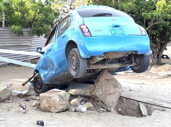 Asina Nissan March a keda pega riba beton y baranca na Pavia