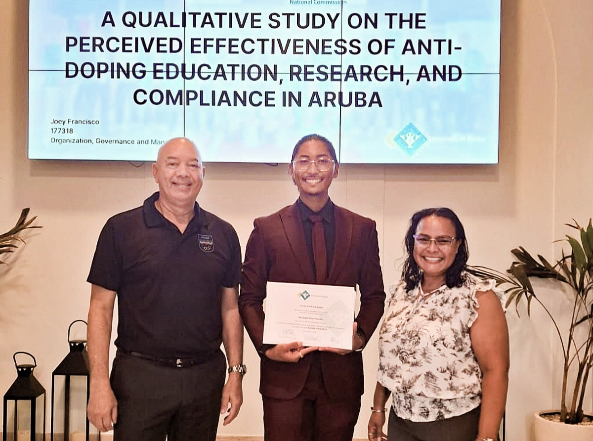 Joey Francisco a gradua di Universidad di Aruba cu tesis di anti-dopahe