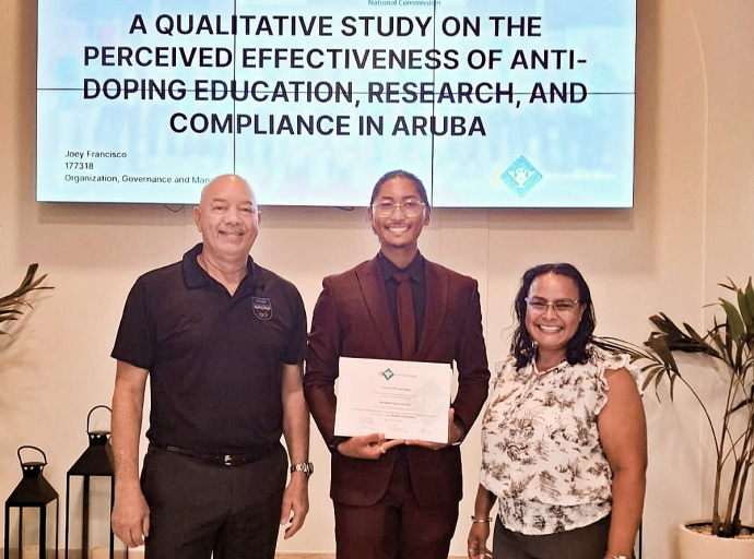 Joey Francisco a gradua di Universidad di Aruba cu tesis di anti-dopahe