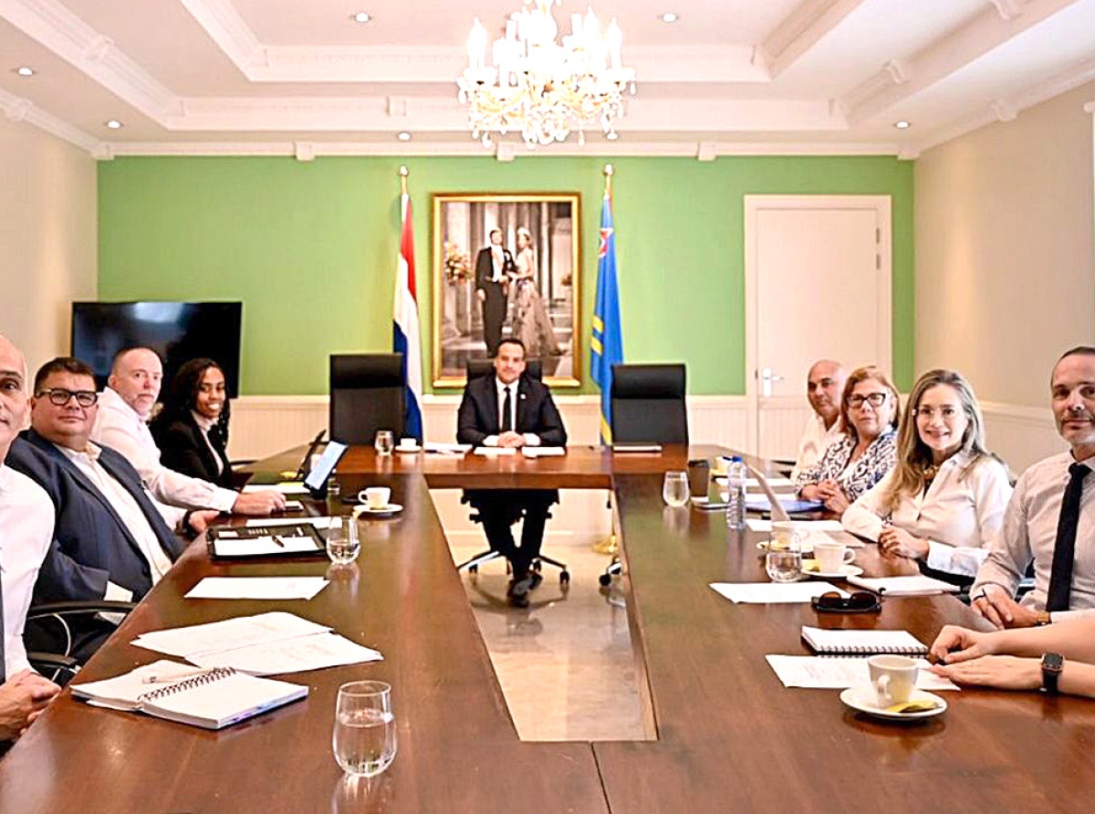 Ministro Geoffrey Wever papiando di deseo pa bin cu garashi grandi di parkeo