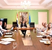 Ministro Geoffrey Wever papiando di deseo pa bin cu garashi grandi di parkeo