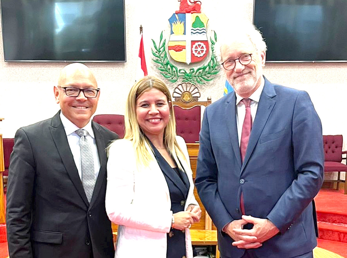 Jennifer Arends-Reyes a ricibi bishita oficial di Vicepresidente y delegacion di Raad van State