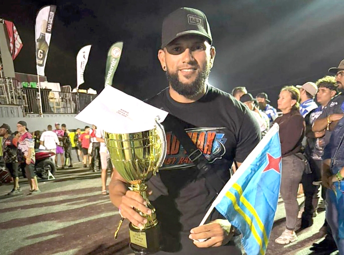 Giward Geerman a bira campeon Pro-Bike den magno evento di dragrace na Corsou