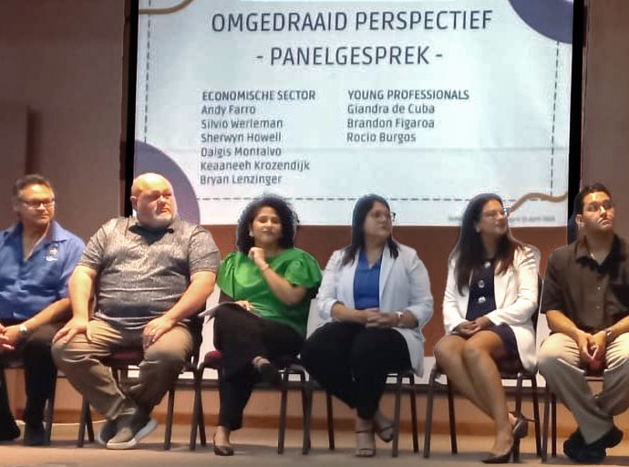 Exitoso discusion di panel titula ‘From Braindrain to Braingain’