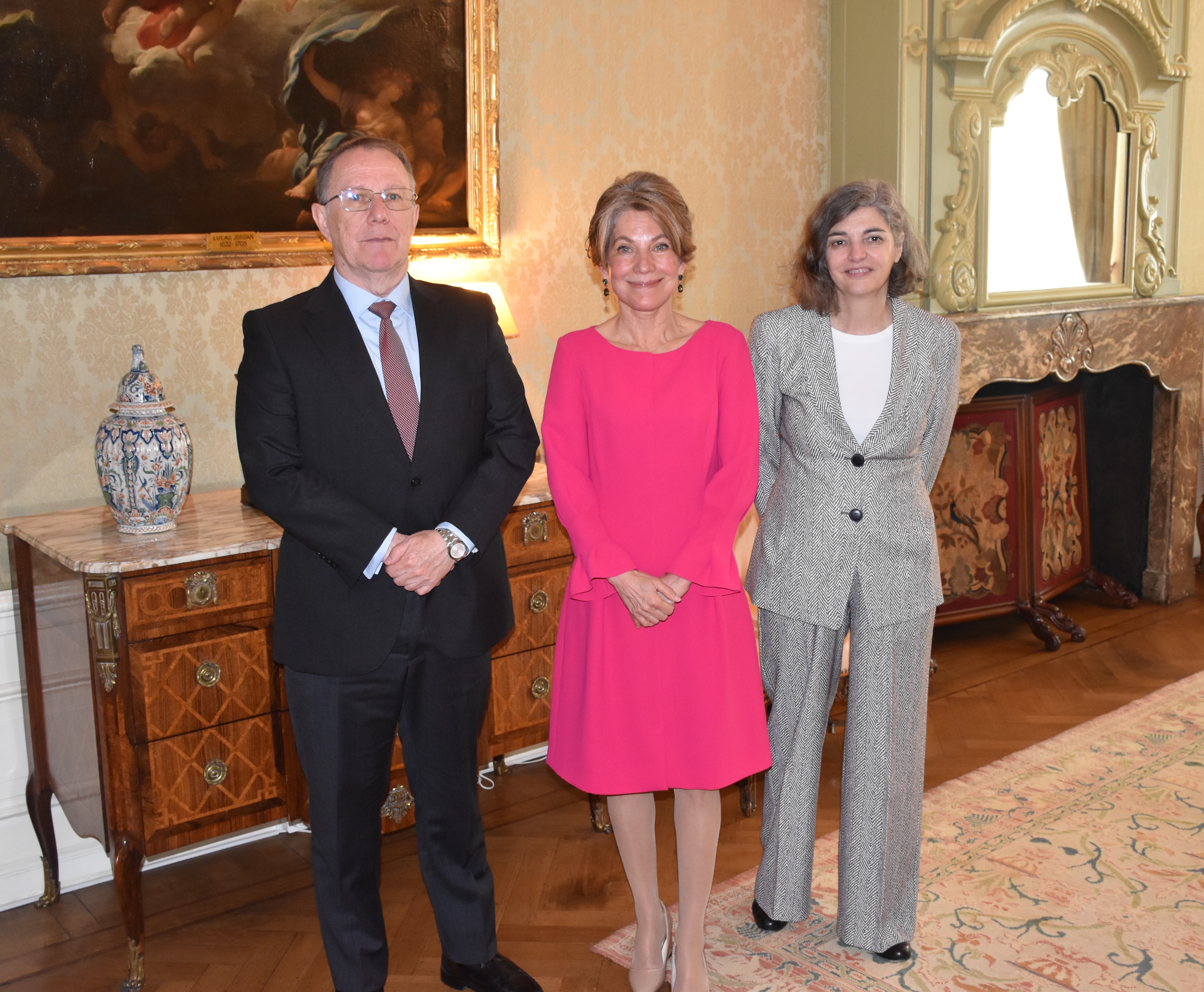 Ministro Plenipotenciario Mildred Schwengle a bishita embahadora di Spaña