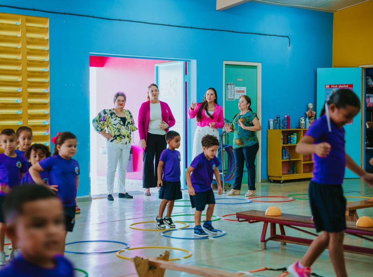 Ministro Gerlien Croes a bay bishita Scol Preparatorio Nos Paraiso