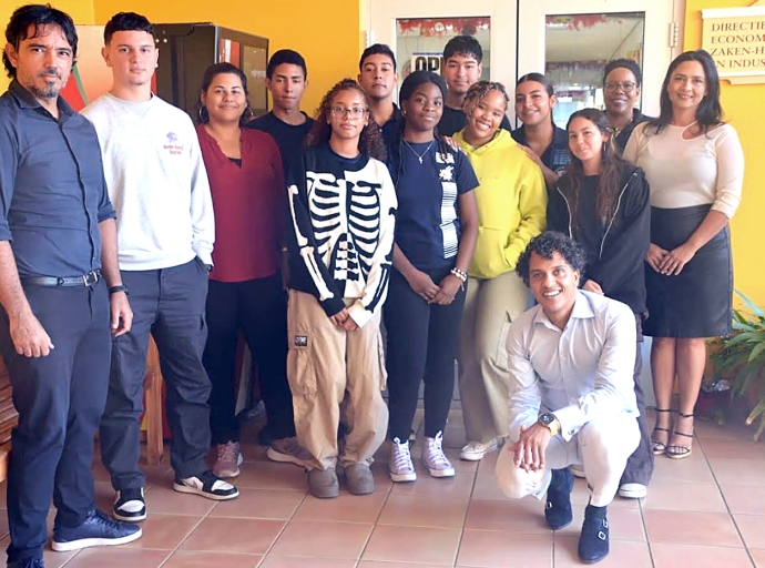 Fundacion JA IK ta traha pa fortalece famianan na Aruba pa medio di programanan pa hobennan